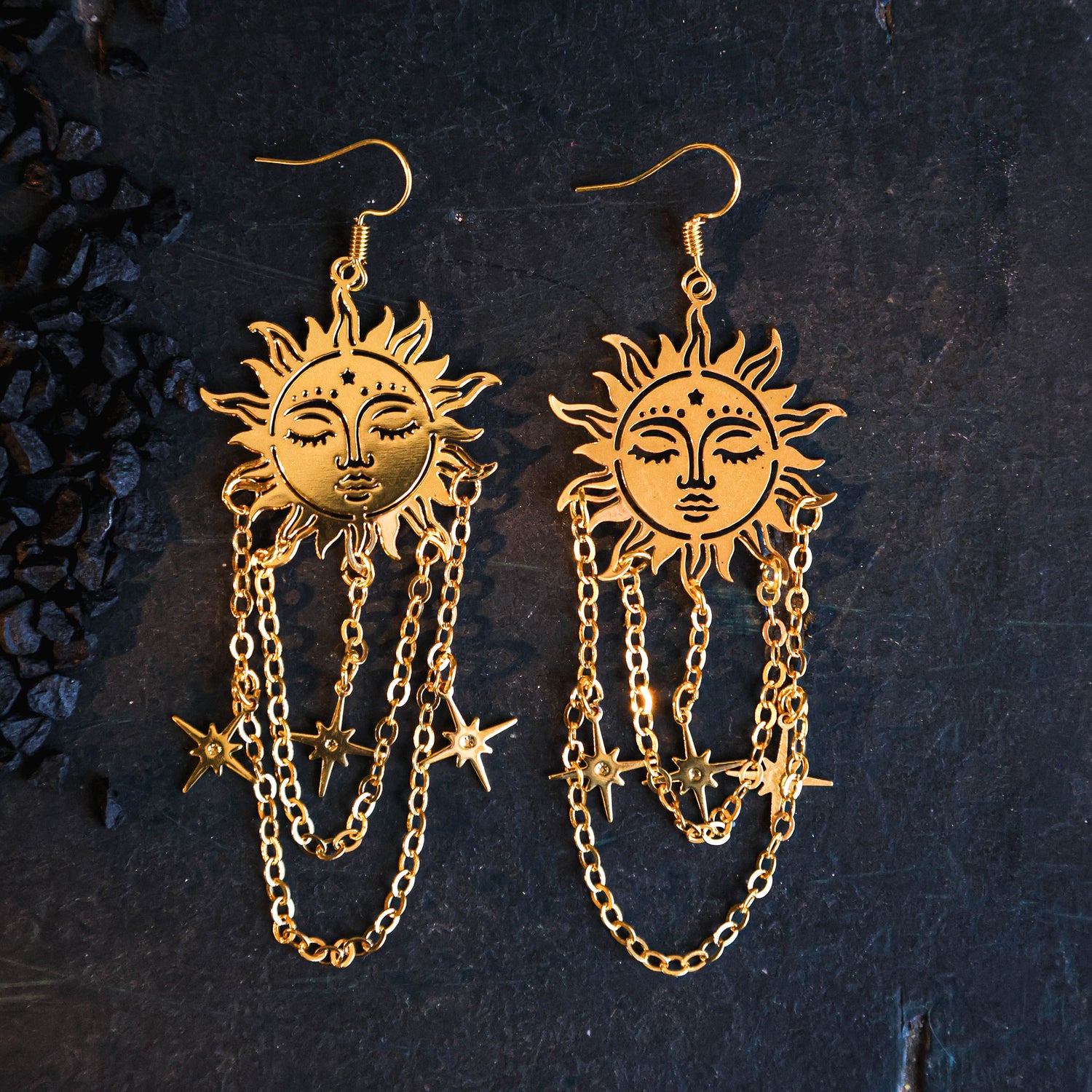 Sieradencollectie Wild, Wicked and Free: handgemaakte kettingen, armbanden, oorbellen en ringen met natuurlijke edelstenen en duurzame materialen. Unieke designs voor jouw stoere, vrije stijl.