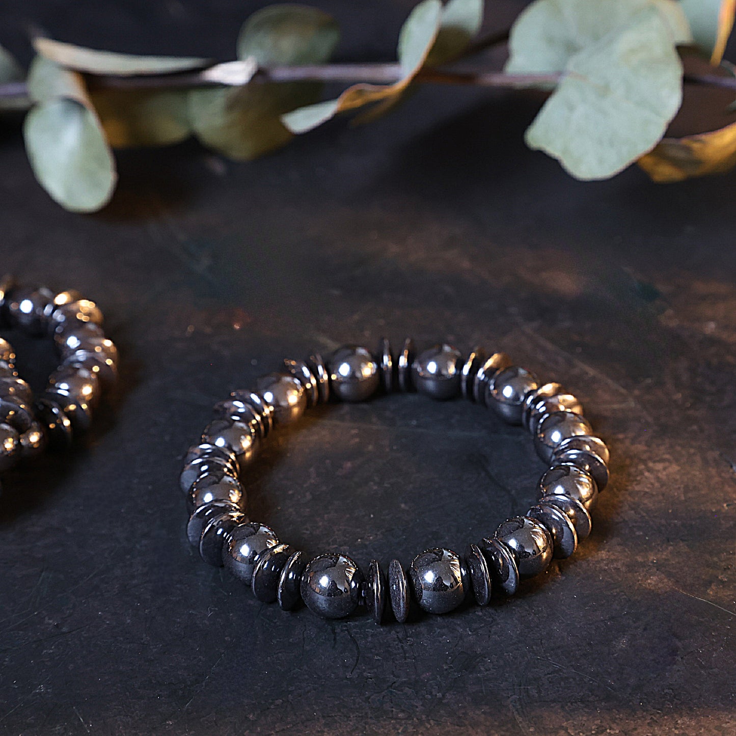 Ontdek de kracht van hematiet armbanden! Verhoog je energie en focus met deze spirituele armband. Kom meer te weten over de oorsprong en geschiedenis van deze prachtige steen.