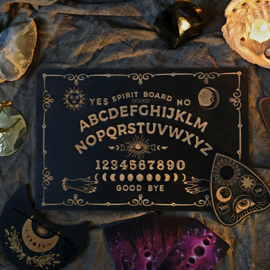 Ben je klaar voor een avondje vol mysterie en spanning? Dan is het Ouija Bord precies wat je nodig hebt! Dit spel neemt je mee op een reis terug in de tijd en belooft een avond vol spanning en sensatie met je vrienden en familie.