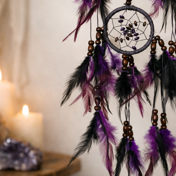 Dubbele paarse en zwarte dromenvanger met veren en houten kralen – spirituele boho wanddecoratie close up