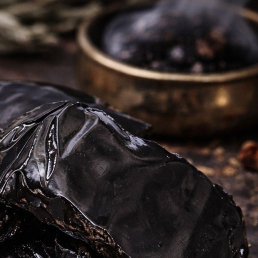 Koop pure labdanum hars voor wierook, meditatie en bescherming. Warme ambergeur, 100% natuurlijk en perfect voor ritueel gebruik. Wild Wicked & Free.close up