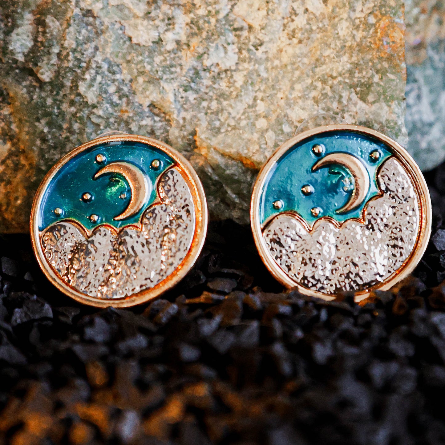 ronde oorbellen met teal emaille en gouden halvemaan