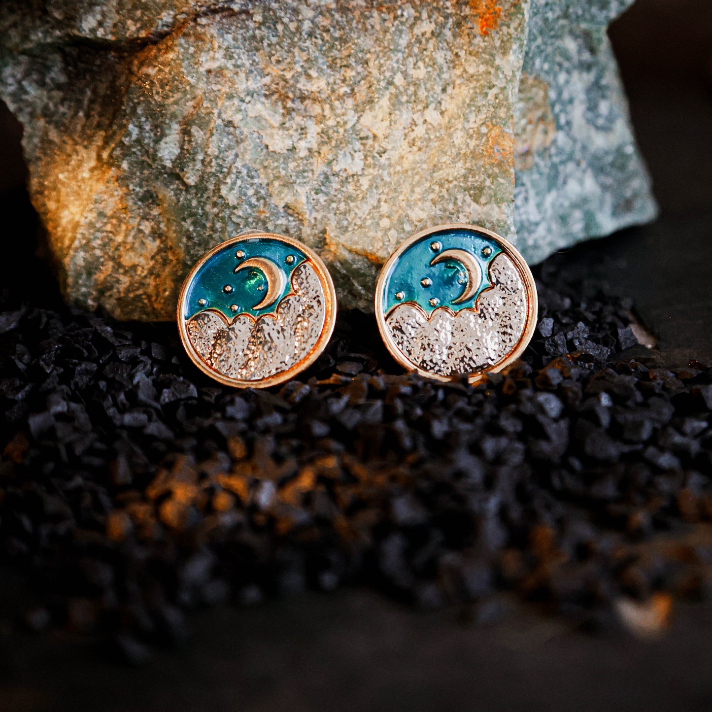 ronde oorbellen met teal emaille en gouden halvemaan
