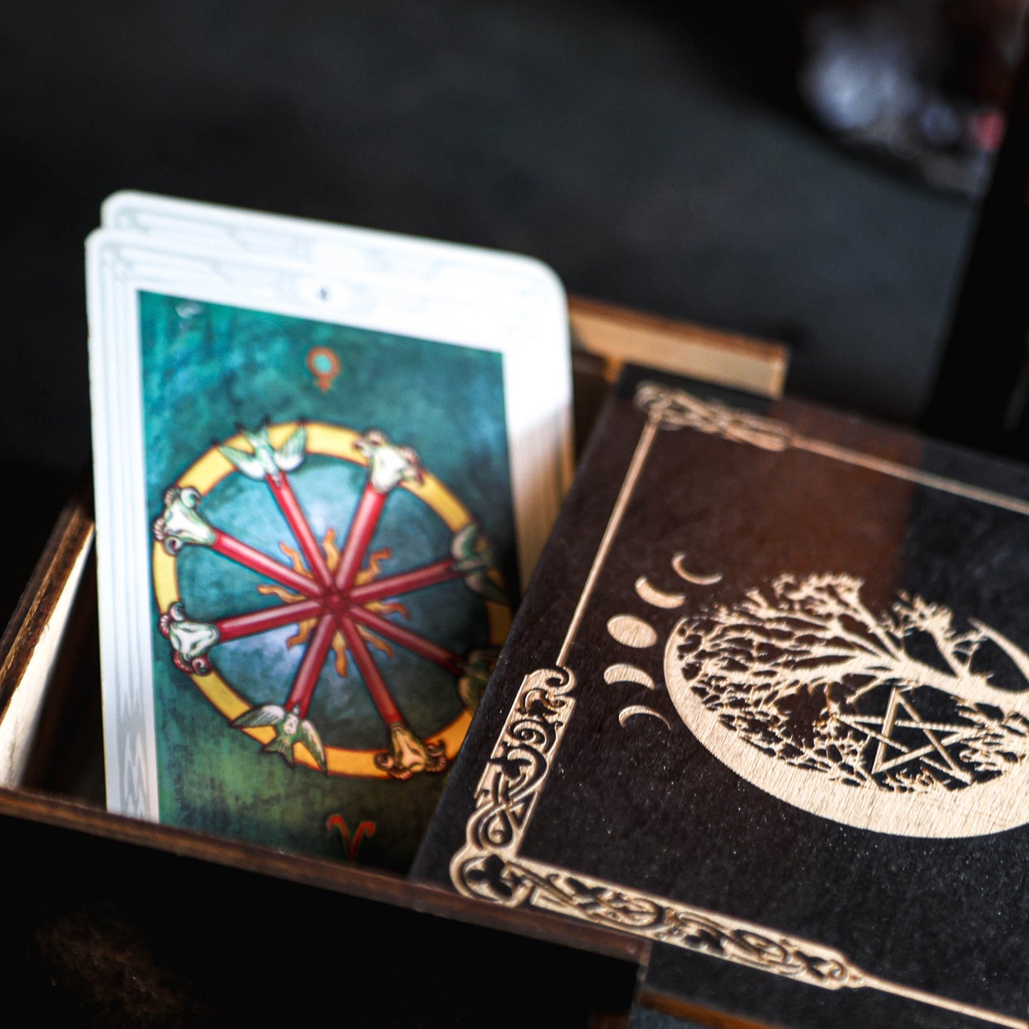 Geopende MDF-houten tarotkaarten opbergdoos in zwart en houtkleur met Levensboom, perfect voor spirituele opberging