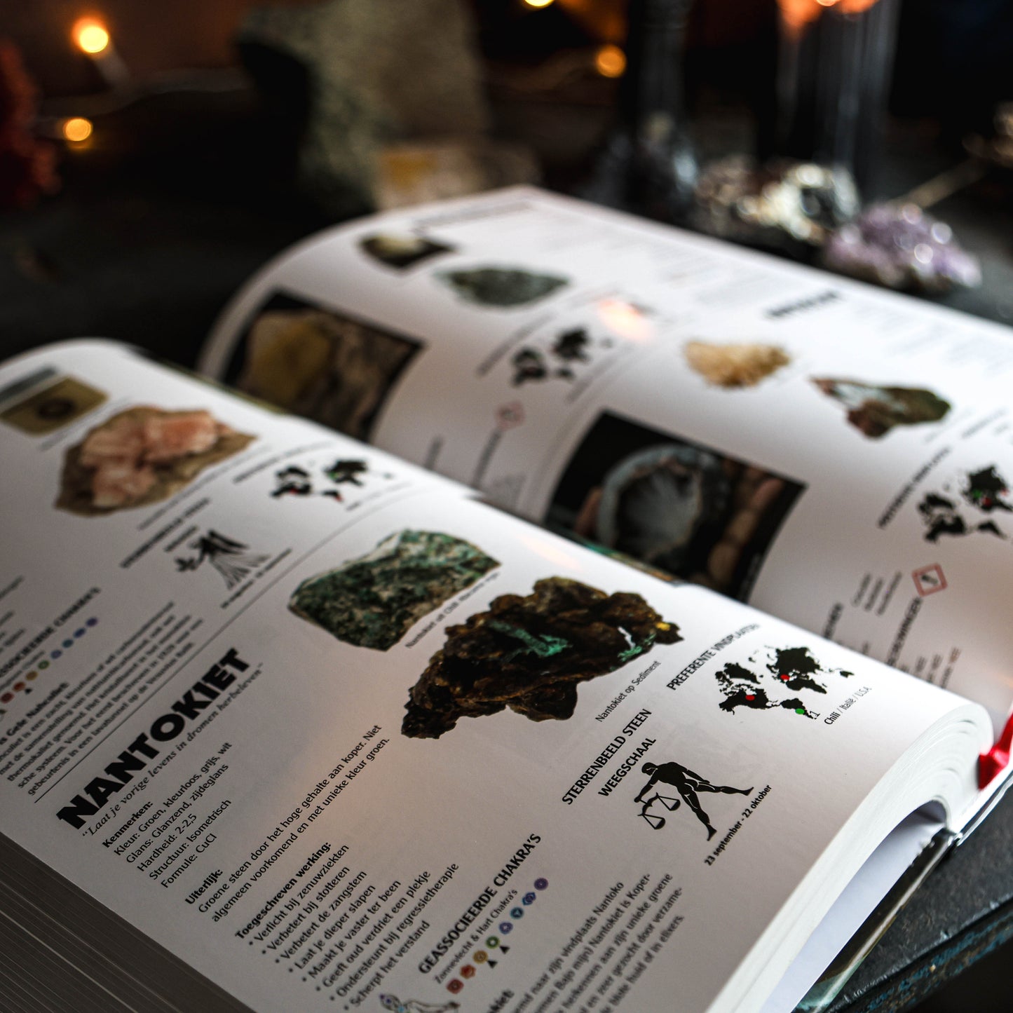 Met 970 pagina’s aan pure betovering biedt Edelstenen Therapie 3.0 alles wat je nodig hebt om de wereld van edelstenentherapie te verkennen. Van mooie kleurenfoto’s die de schoonheid van elke steen vangen tot gedetailleerde beschrijvingen van hun uiterlijk, kenmerken, werking, en geassocieerde chakra’s