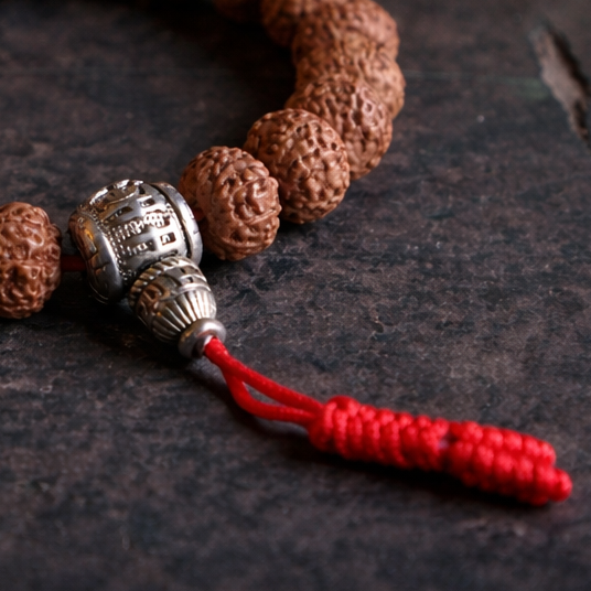 Spirituele Rudraksha gebedsarmband met rode kwast