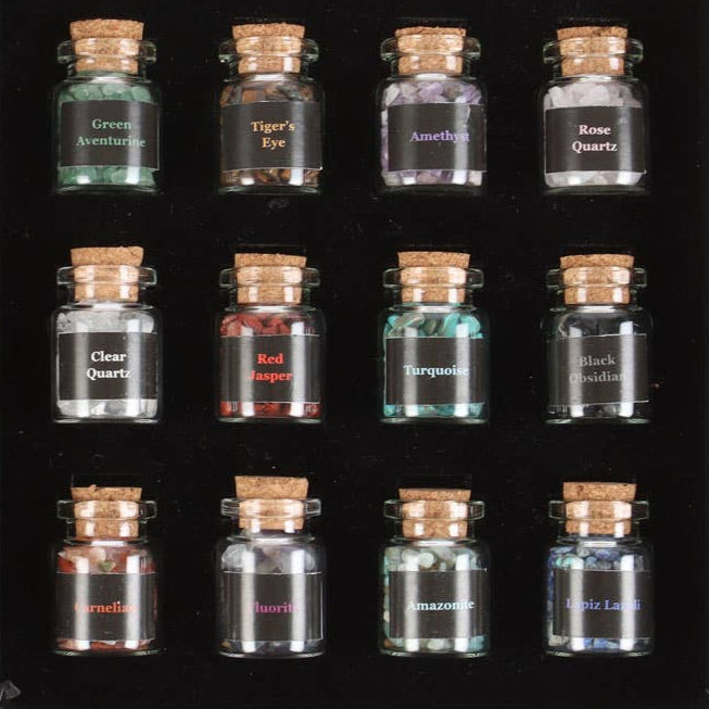 Set van 12 healing crystals chip bottles met natuurlijke edelstenen zoals groene aventurijn, tijgeroog, amethist en rozenkwarts voor chakra healing, crystal grids en spell jars in geschenkdoos. close up