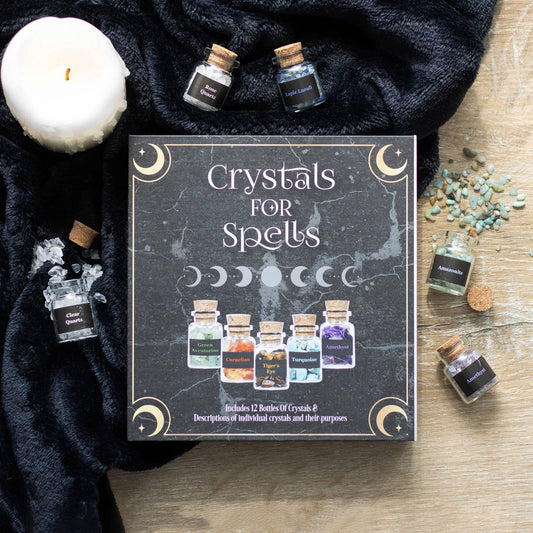 Set van 12 healing crystals chip bottles met natuurlijke edelstenen zoals groene aventurijn, tijgeroog, amethist en rozenkwarts voor chakra healing, crystal grids en spell jars in geschenkdoos.