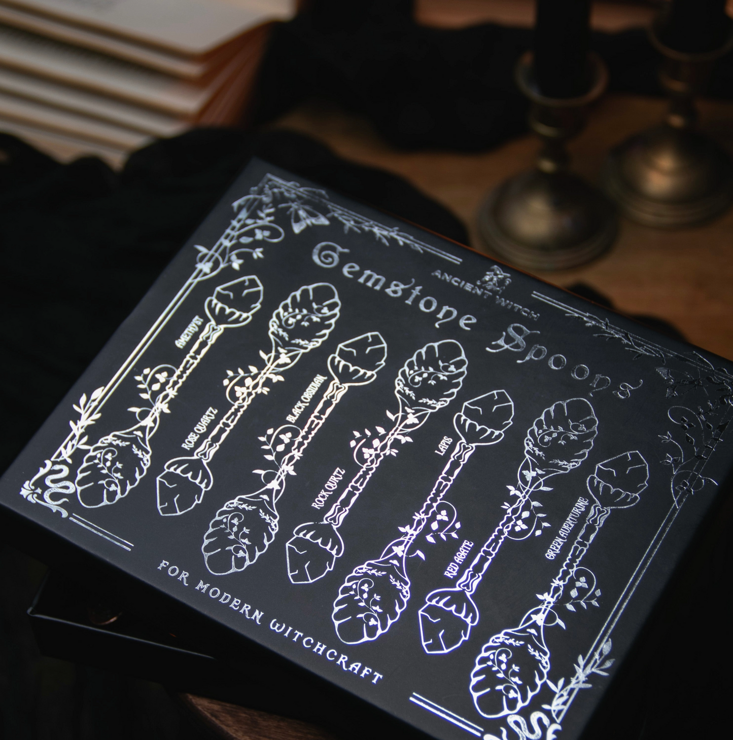 Spirituele theelepels met echte edelstenen – amethist, rozenkwarts, obsidiaan en meer – donkerzilveren set van 7, perfect voor rituelen en theemomenten.