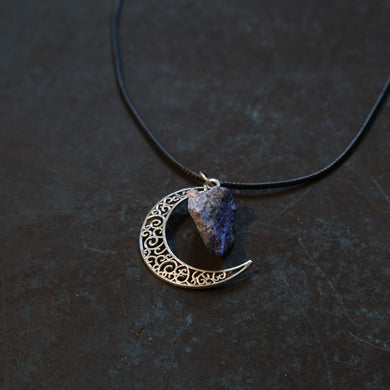 Deze ketting combineert de mystieke schoonheid van de lapis lazuli steen met de charmante vorm van een maan, waardoor je een prachtig stukje kunst om je nek draagt.<br>