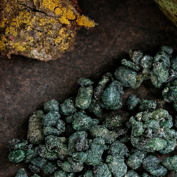 Close-up van Money Drawing harswierook met groene harskorrels op donkere tafel voor rituelen en meditatie