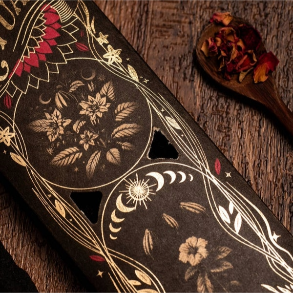 Een doosje Sagrada Madre Rituals wierook met cacaogeur, gepresenteerd op een rustieke houten achtergrond. Het doosje in close up bevat 6 wierookstokjes, elk met een brandtijd van 60 minuten, gemaakt van essentiële olie, houtskool, natuurlijk bindmiddel en zout. Perfect voor spirituele rituelen en meditatie.