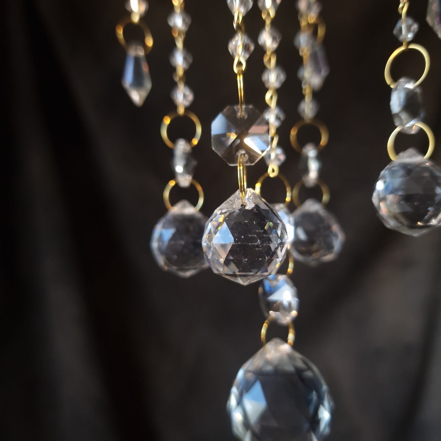 Laat je huis stralen met deze prachtige suncatcher met rozekwarts punt! Deze luxe suncatcher is een echte blikvanger in je interieur. Het glinsterend kristal vangt het zonlicht op en kaatst het weerspiegelt het licht mooi door de kamer. Zo wordt je huis gevuld met een magische, warme gloed.