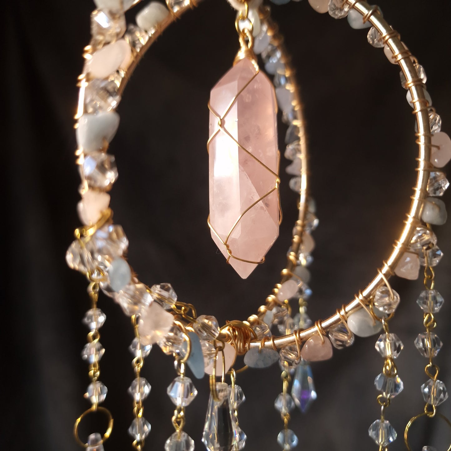 Laat je huis stralen met deze prachtige suncatcher met rozekwarts punt! Deze luxe suncatcher is een echte blikvanger in je interieur. Het glinsterend kristal vangt het zonlicht op en kaatst het weerspiegelt het licht mooi door de kamer. Zo wordt je huis gevuld met een magische, warme gloed.
