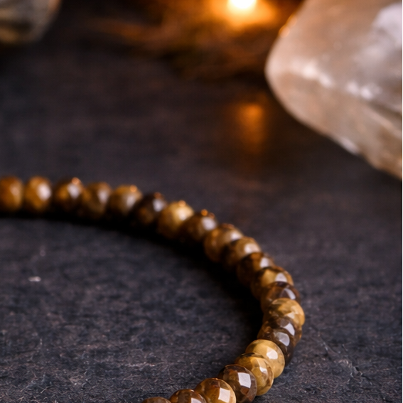 Elastische tijgeroog armband bescherming en focus