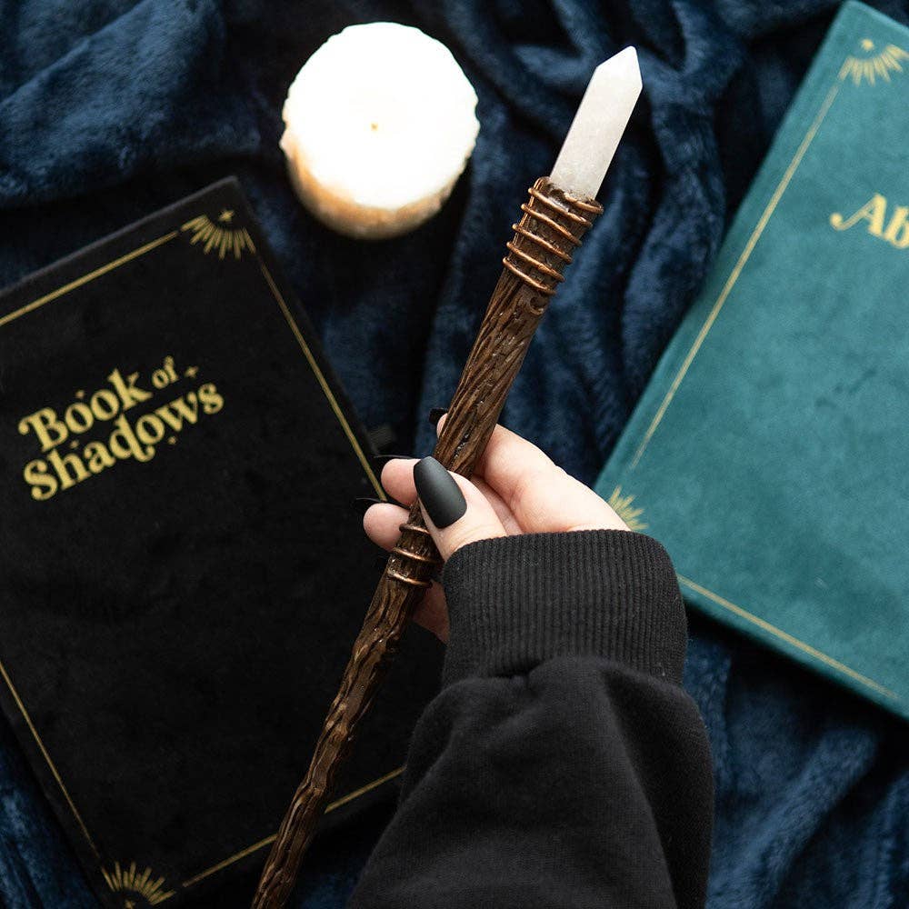 Aura kwarts toverstaf met kristalpunt – spirituele staf voor energiewerk en rituelen.