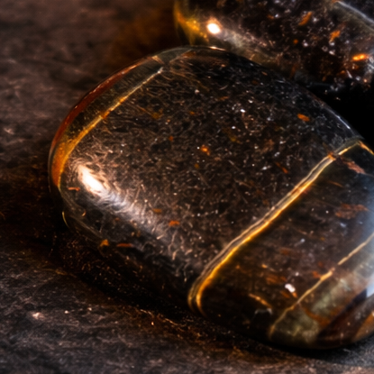 Valkenoog zakstenen met blauwgrijze tinten op donkere stenen achtergrond