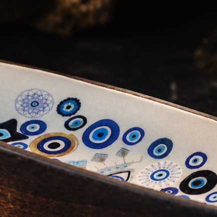 Wierookkom van mango hout met Boze Oog design en blauwe symbolen op lichte binnenzijde