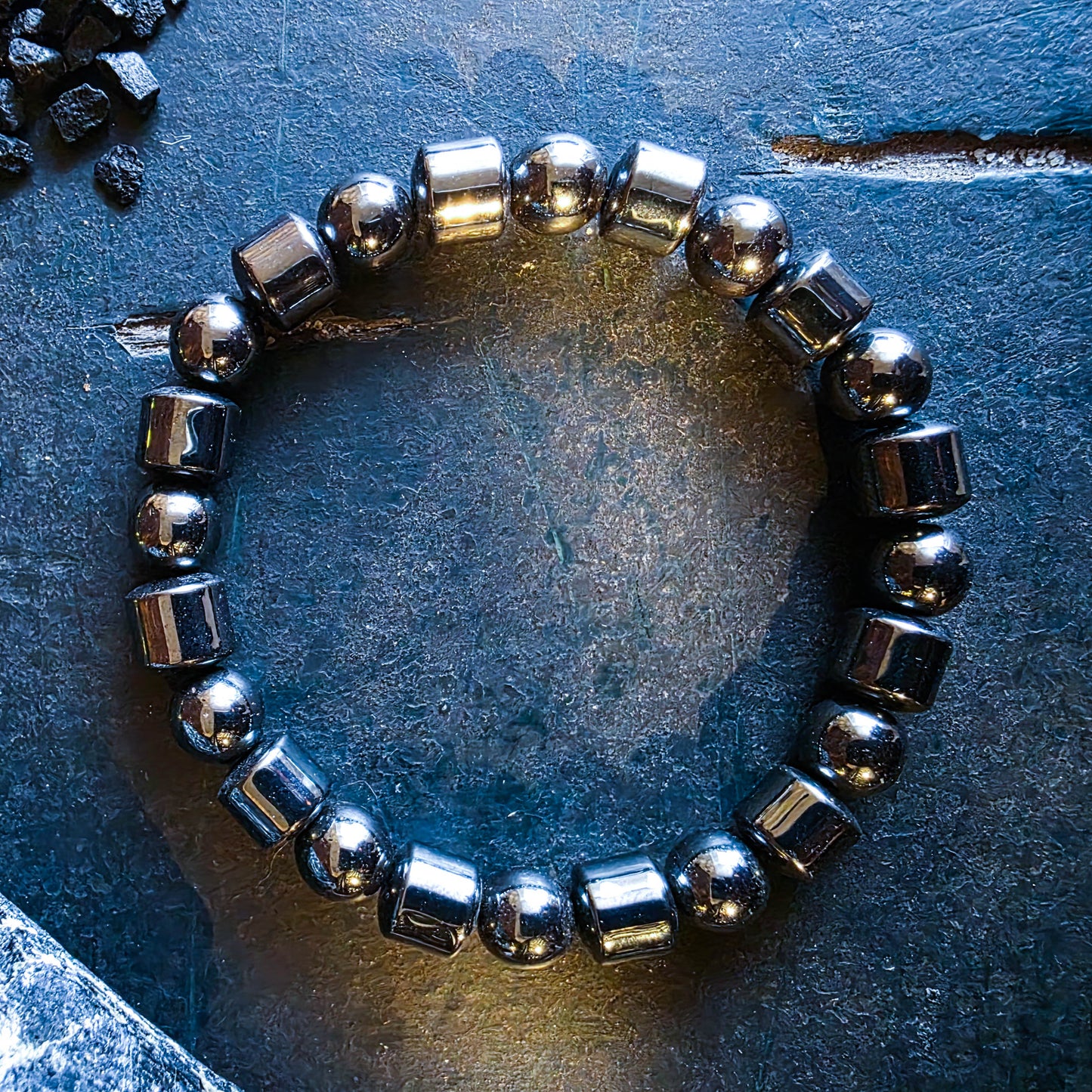 Hematiet armband met ronde en blokvormige kralen – beschermende edelsteen armband in metallic grijs.