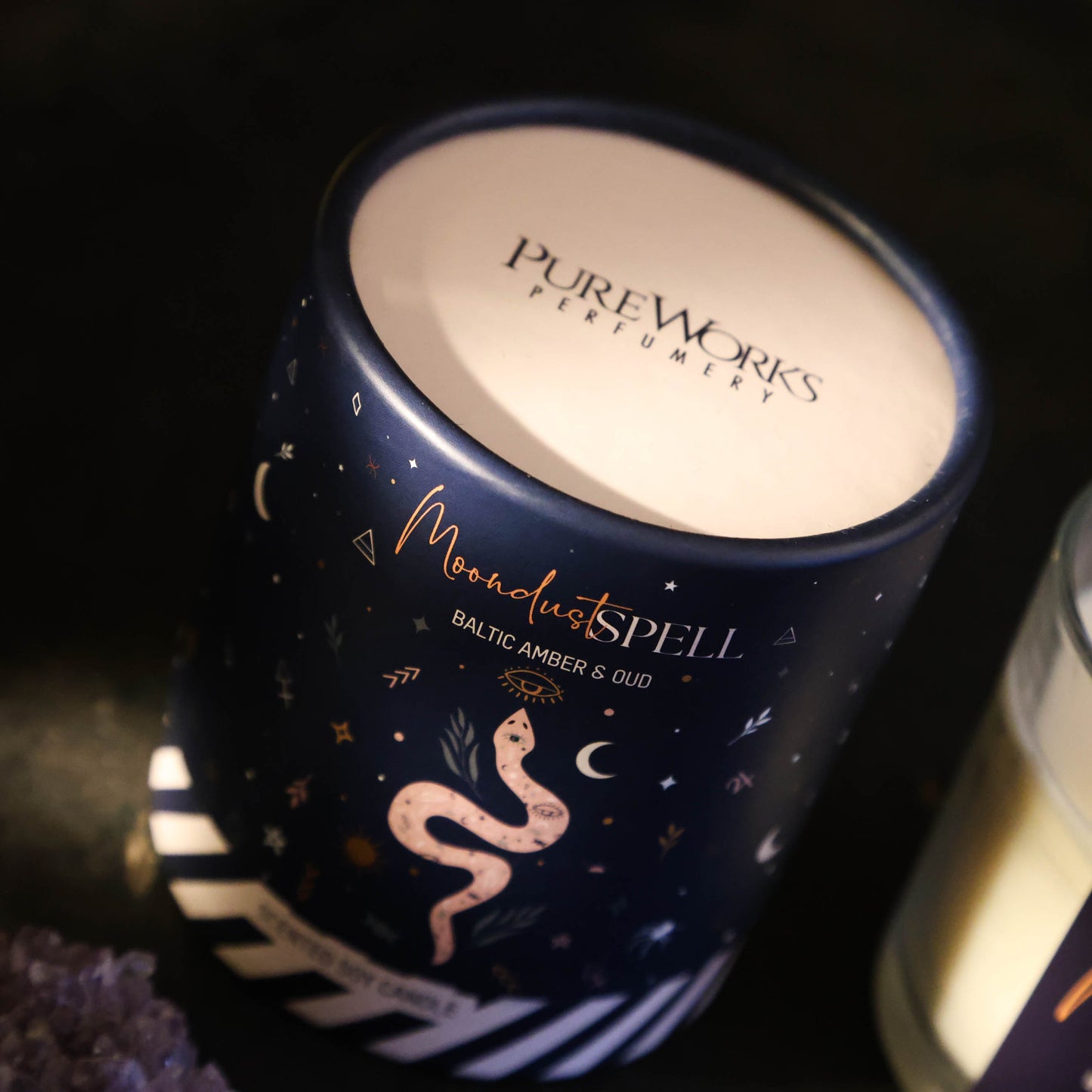 Spirituele geurkaars met amber en oud – handgegoten sojawaskaars Moondust Spell, 7x8 cm