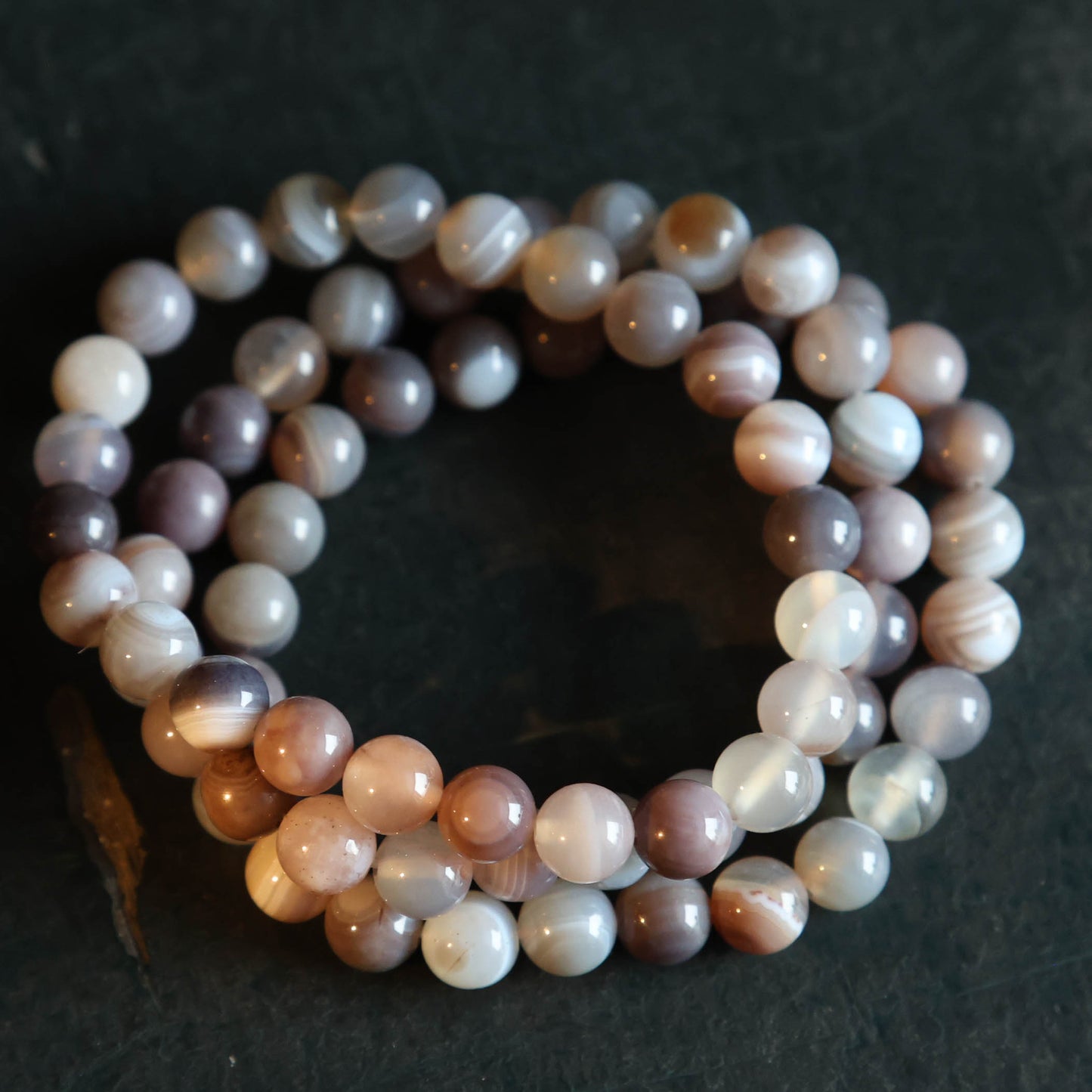 Botswana Agaat armband met 8 mm gepolijste kralen, geregen op elastiek, rustgevend en tijdloos sieraad.