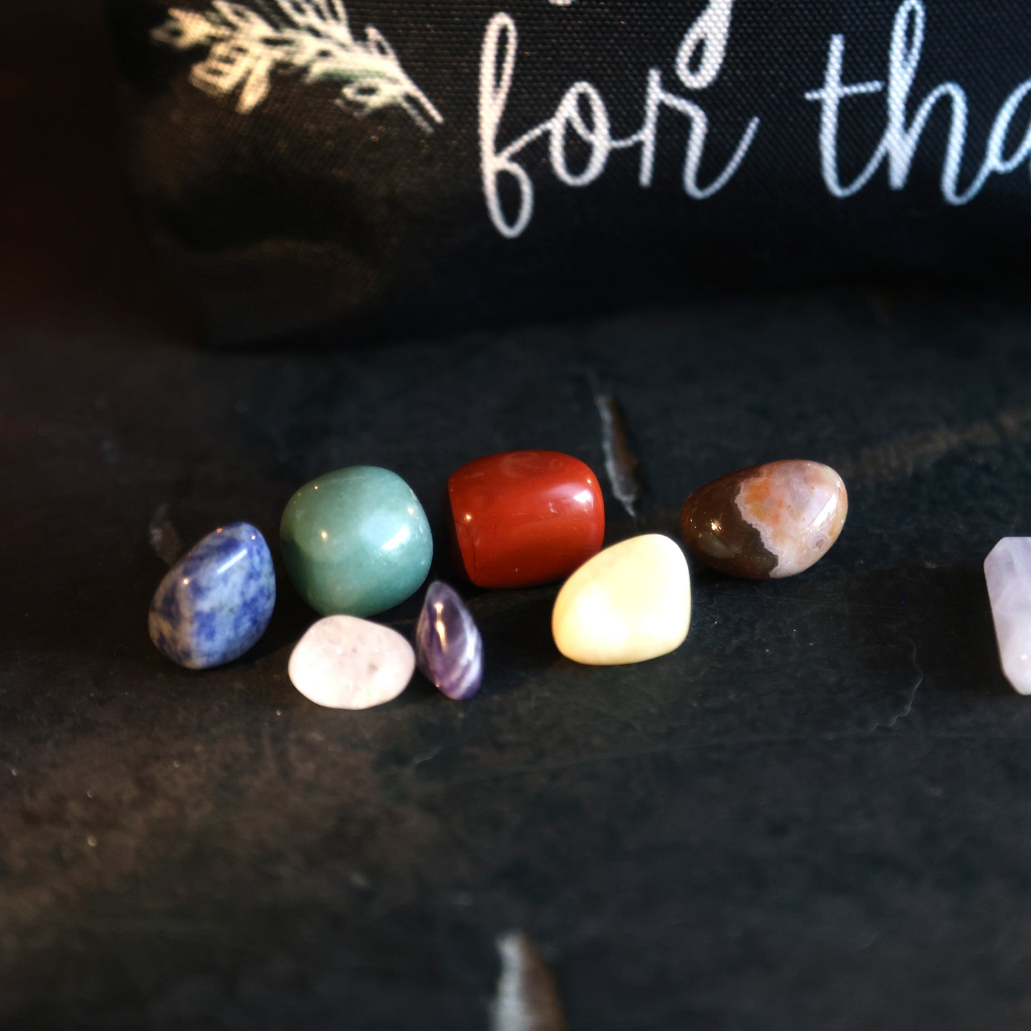 I have a crystal for that tasje met trommelstenen en 7 chakras punten close up trommelstenen