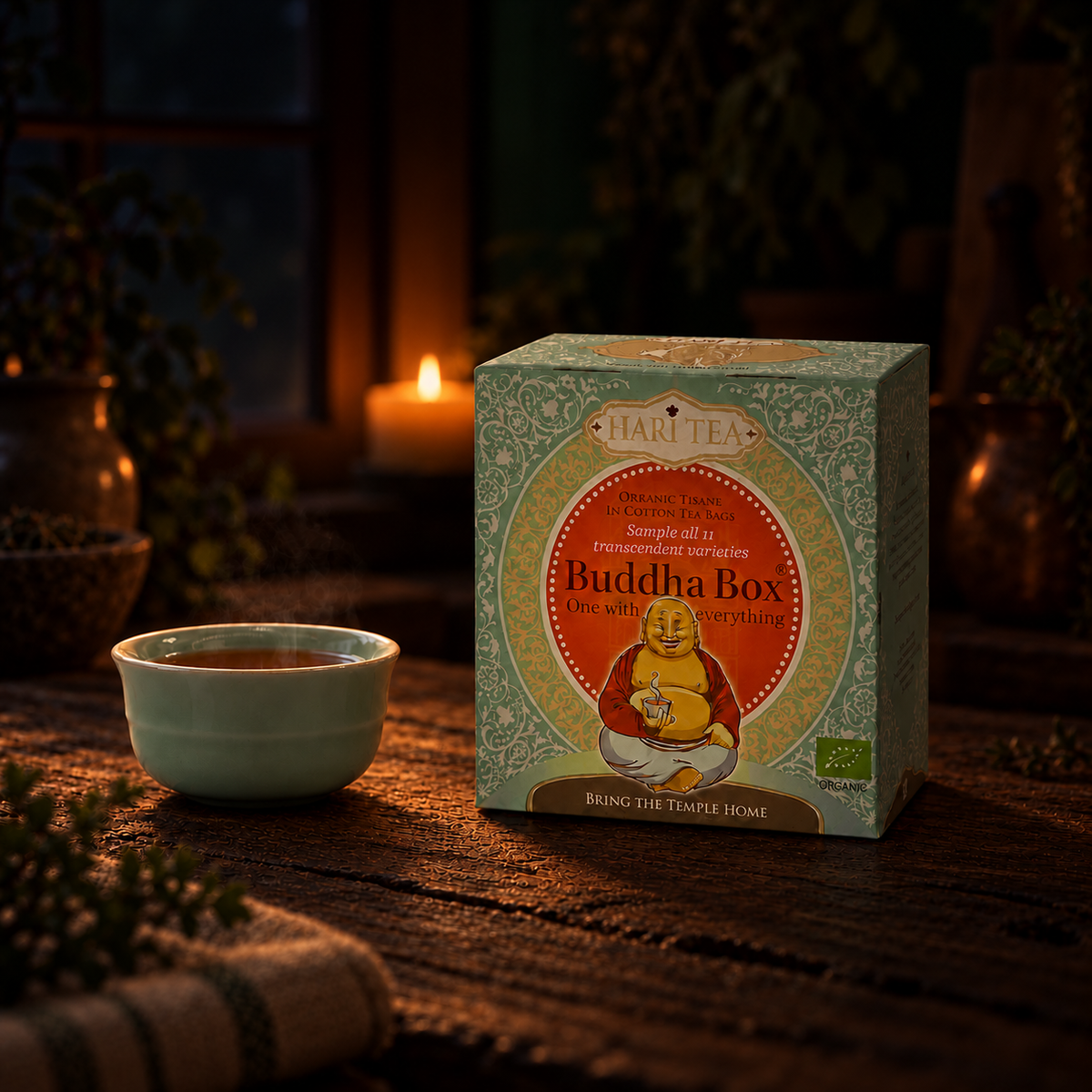 Hari Tea Buddha Box biologische kruidenthee in mintgroene verpakking naast een theekop op een houten tafel