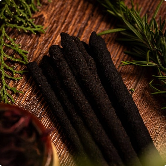 Ontdek Sagrada Madre Ritual wierook Manifest met de geur van salie & benzoin. 6 stokjes, ca. 8 uur brandtijd. Perfect voor meditatie, yoga en rituelen. close up van stokjes.