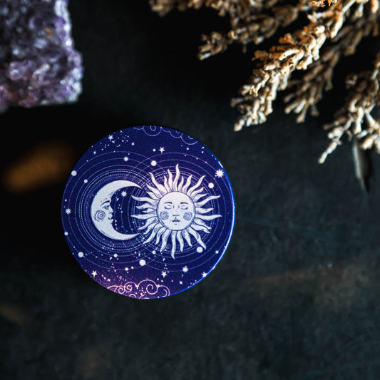 Blauw-paarse Maan en Zon Grinder in spirituele setting met kristallen, perfect voor kruidenmaling bij rituelen van Wild Wicked and Free.