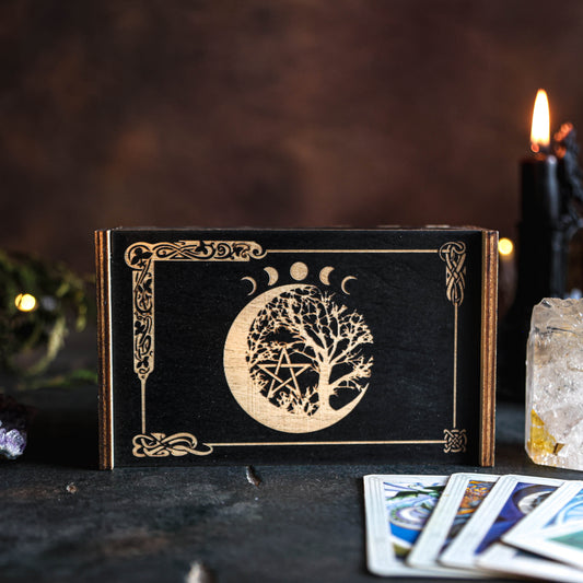Zwart-houten tarotkaarten opbergdoos met Levensboom, Pentagram en Maanfase, 15x9 cm, van Wild Wicked and Free.