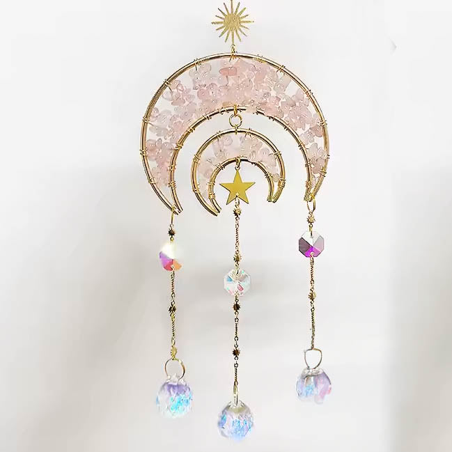 Maan Suncatcher met rozekwarts en K9-glas, hangend voor een zonnig raam, creëert regenbogen en een spirituele sfeer.