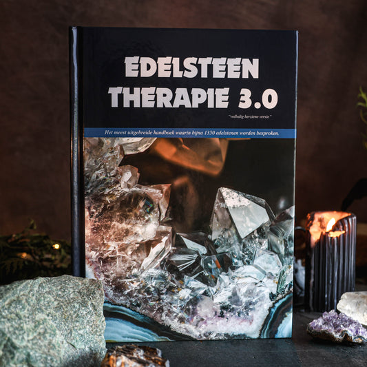 Met 970 pagina’s aan pure betovering biedt Edelstenen Therapie 3.0 alles wat je nodig hebt om de wereld van edelstenentherapie te verkennen. Van mooie kleurenfoto’s die de schoonheid van elke steen vangen tot gedetailleerde beschrijvingen van hun uiterlijk, kenmerken, werking, en geassocieerde chakra’s 