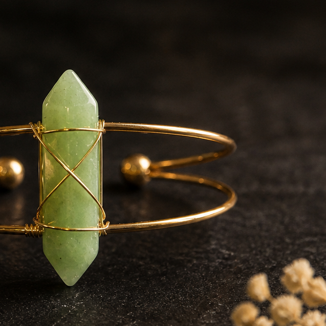 Groene aventurijn armband minimalistisch design met gouden draad en natuursteen