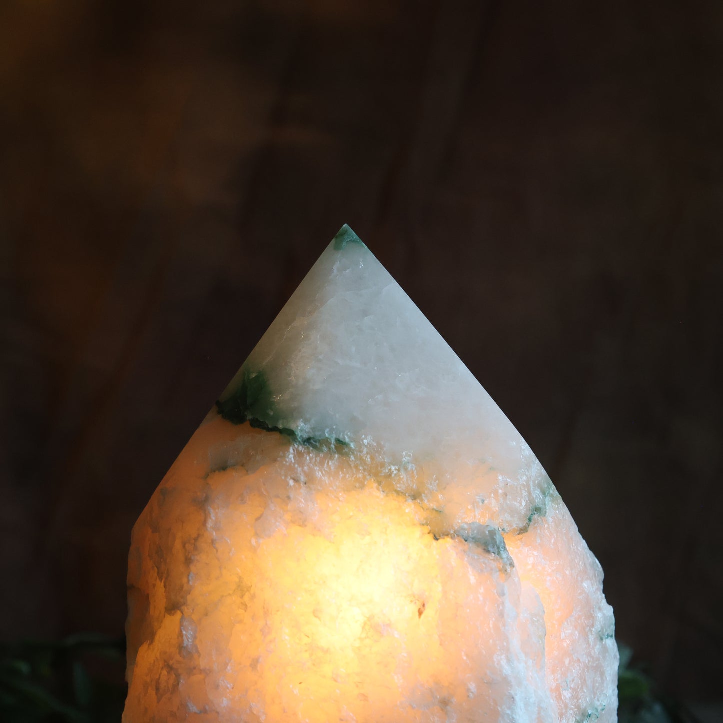 Unieke bergkristal lamp met kabel en lampje – spirituele woondecoratie