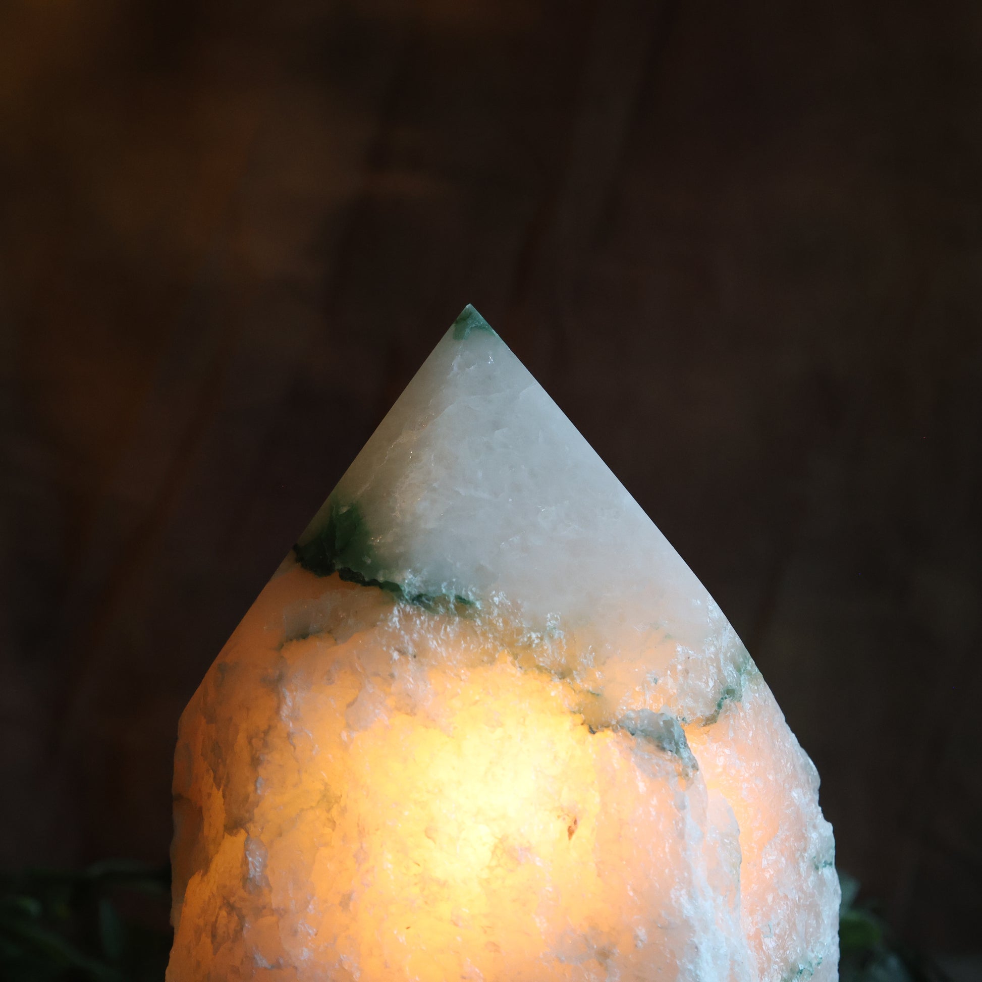 Unieke bergkristal lamp met kabel en lampje – spirituele woondecoratie