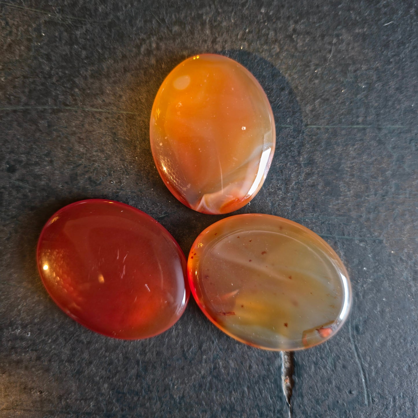 Carneool duimsteen – gepolijste rood-oranje edelsteen voor energie en motivatie.