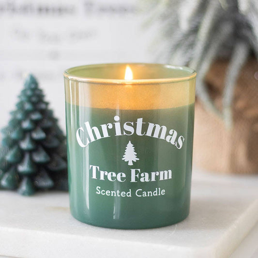 Breng de magie van Kerstmis in huis met de Christmas Tree Farm geurkaars. Deze sfeervolle kaars vult elke kamer met de frisse, verkwikkende geur van een winterbos