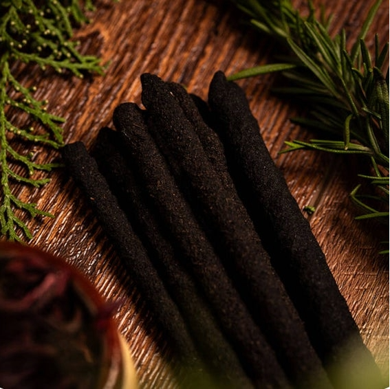 Een close up van een doosje Sagrada Madre Ritual wierook met Abundance geur (superflora), gepresenteerd op een rustieke houten achtergrond. Bevat 6 wierookstokjes met een brandtijd van 60 minuten elk, gemaakt van aromatische geconcentreerde olie, houtskool, natuurlijk bindmiddel en zout. Ideaal voor meditatie, yoga en het manifesteren van overvloed.