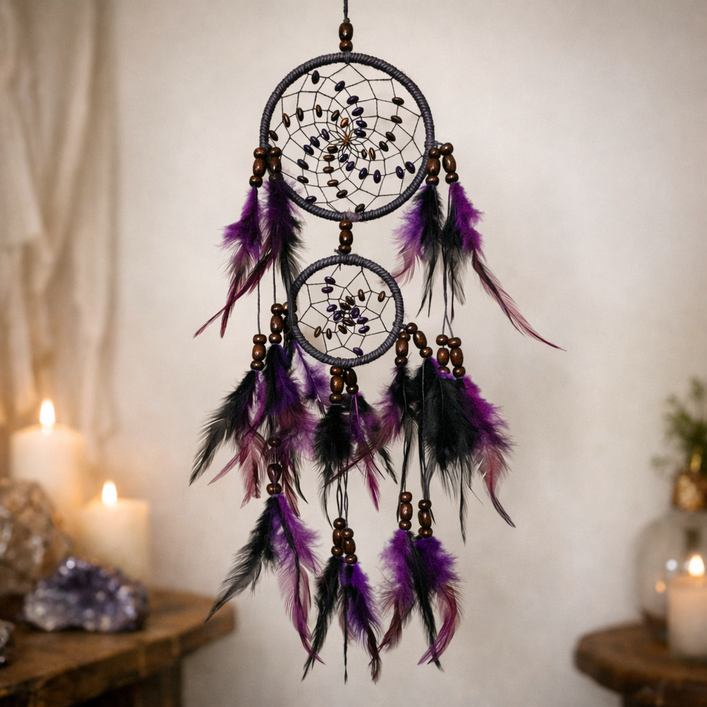 Dubbele paarse en zwarte dromenvanger met veren en houten kralen – spirituele boho wanddecoratie