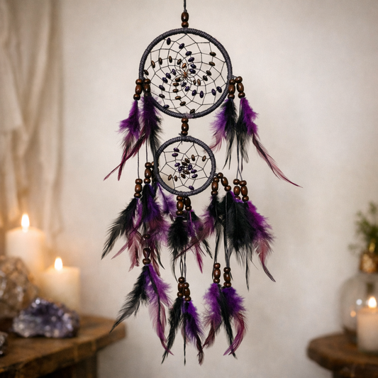 Dubbele paarse en zwarte dromenvanger met veren en houten kralen – spirituele boho wanddecoratie