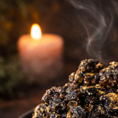 Close-up van Forest Blend harswierook met natuurlijke harsstukken in schaaltje voor wierookrituelen