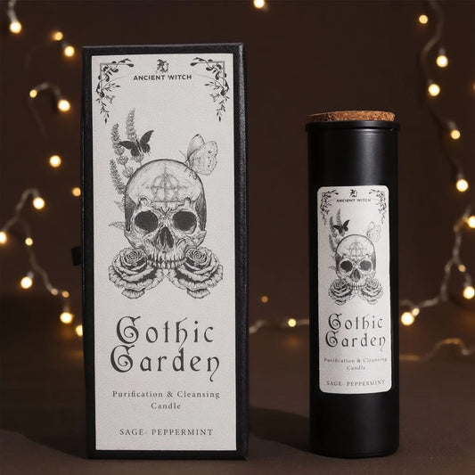 Laat los wat je niet langer dient en verwelkom frisse energie met de Gothic Garden Candle – Cleansing &amp; Purification van Ancient Witch. Met de verkwikkende geur van salie &amp; pepermunt is deze kaars ontworpen als begeleiding bij momenten van reflectie, reiniging en spirituele vernieuwing.