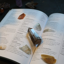 Charger l&#39;image dans la galerie, Philip Permutt, een gerenommeerde kristal- en reiki-expert, neemt je mee op een reis door de wereld van meer dan 400 edelstenen.
