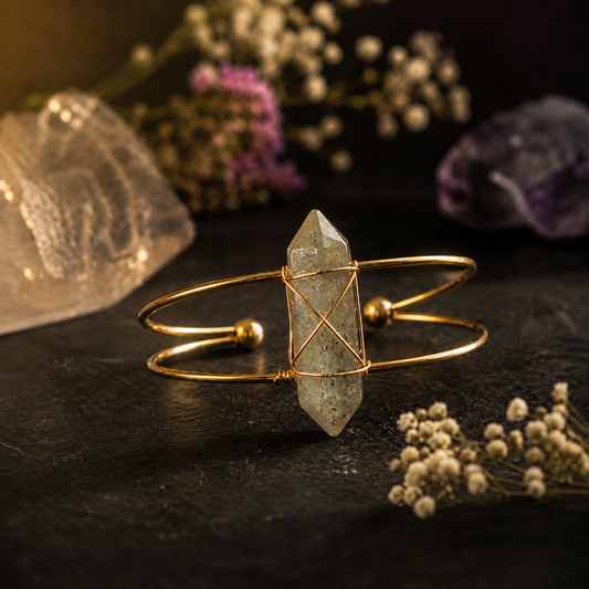Labradoriet armband met goudkleurige wire wrap op donkere mystieke achtergrond