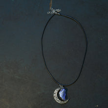 Afbeelding in Gallery-weergave laden, Deze ketting combineert de mystieke schoonheid van de lapis lazuli steen met de charmante vorm van een maan, waardoor je een prachtig stukje kunst om je nek draagt.&lt;br&gt;
