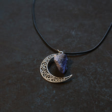 Afbeelding in Gallery-weergave laden, Deze ketting combineert de mystieke schoonheid van de lapis lazuli steen met de charmante vorm van een maan, waardoor je een prachtig stukje kunst om je nek draagt.&lt;br&gt;
