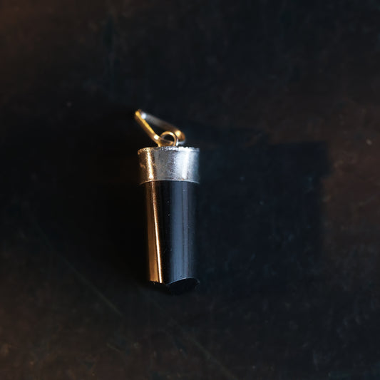 Hanger Toermalijn - Aardend en Beschermend
Ontdek de krachtige energie van onze prachtige Hanger Toermalijn! Deze stijlvolle hanger, gemaakt van hoogwaardige AA-kwaliteit toermalijn, is niet alleen een prachtig sieraad, maar ook een krachtige bondgenoot in je spirituele reis.