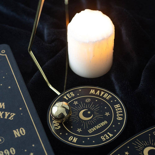 Metalen pendel bord met gouden slinger – mystieke beslisser voor ja/nee-vragen.