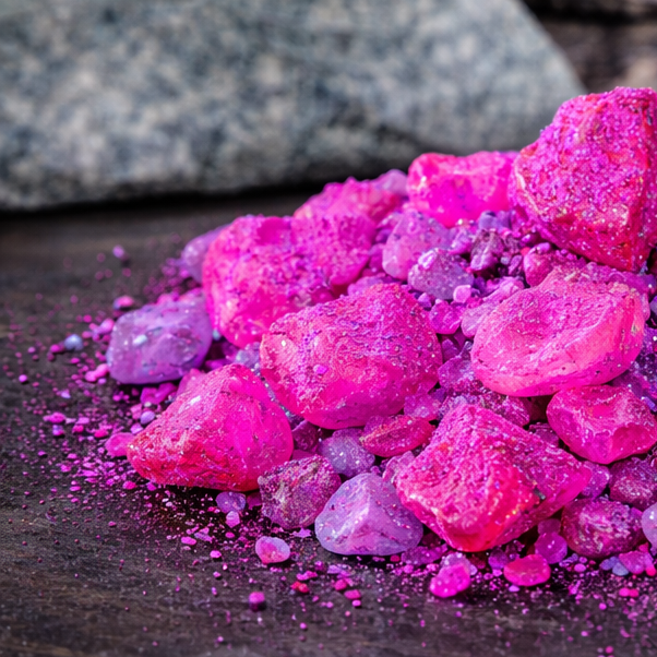 Close-up van Queens of Heaven harswierook met roze en paarse harsstukken voor spirituele rituelen en meditatie