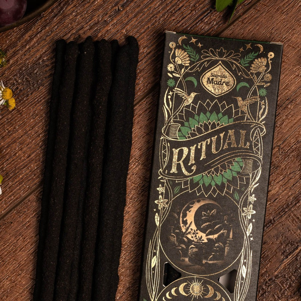 Ervaar Sagrada Madre Ritual Tranquility wierook met de geur van Oosterse lelies. 6 stokjes, ca. 8 uur brandtijd. Perfect voor ontspanning, meditatie en yoga.close up van verpakking en wierook